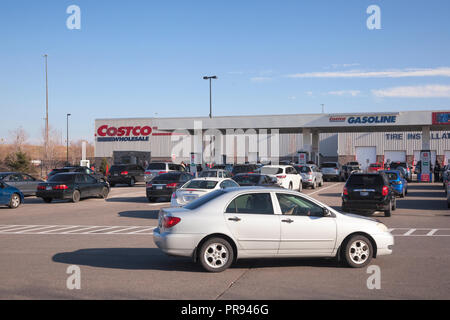 Autos aufgereiht bei Costco Tankstelle in Vaughan, Ontario, Kanada. Stockfoto