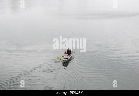 AUSTIN, Texas - Dezember 30, 2017: Kayaker paddeln durch die ruhigen Gewässer des Lady Bird Lake. Stockfoto