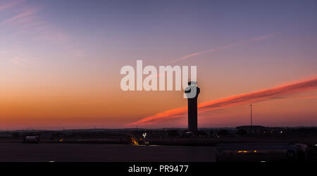 Austin, Texas - 3. Januar 2018: Der Air Traffic Control Tower können mit einem malerischen Morgen Himmel am Internationalen Flughafen Austin-Bergstrom gesehen werden. Stockfoto