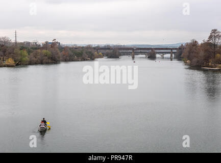 AUSTIN, Texas - Dezember 30, 2017: Kayaker paddeln durch die ruhigen Gewässer des Lady Bird Lake. Stockfoto