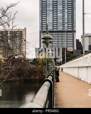 AUSTIN, Texas - Dezember 30, 2017: die Menschen den Blick auf den Lady Bird Lake aus dem 1 Street Bridge Walkway. Stockfoto