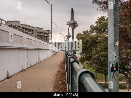 AUSTIN, Texas - Dezember 30, 2017: Blick auf den Laufsteg auf der 1. Straße Brücke. Stockfoto