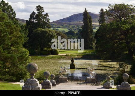 Powerscourt Estate garten Teich mit Blick auf den Zuckerhut in der Ferne Stockfoto