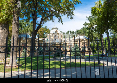 Fürst Nikolaus Romanov Palast hinter einem hohen Metallzaun in Taschkent, Usbekistan. Stockfoto