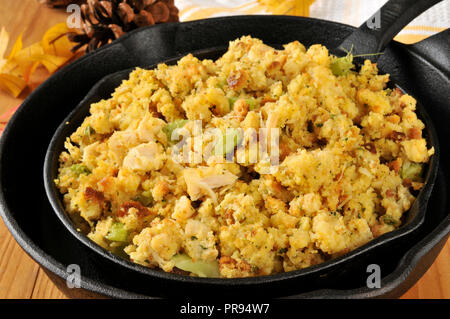 Cornbread stuffing mit chunks der Türkei in Gusseisen skillets Stockfoto