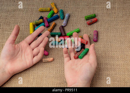 Verwendete Farbe Buntstifte und eine Hand, die einige Stockfoto