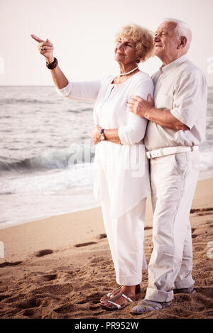 Portrait von alten positiven männlichen und weiblichen Zeigefinger am Meer Stockfoto