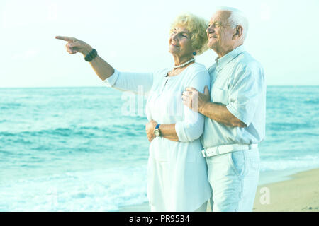 Portrait von alten positiven männlichen und weiblichen Zeigefinger am Meer Stockfoto