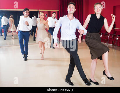 Nach tanzende Paare genießen aktiv Boogie-woogie in modernen Studio Stockfoto