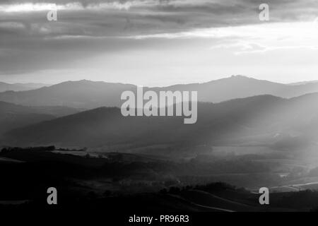 Sonnenstrahlen kommen über ein Tal in Umbrien (Italien) Stockfoto