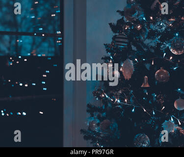 Schön geschmückte und beleuchtete Weihnachtsbaum in der Nacht. Weihnachten Innenraum Hintergrund. Stockfoto