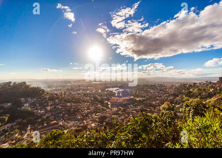 Luftaufnahme des Stadtbildes Panorama von Antananarivo mit Sonne im Zentrum Stockfoto