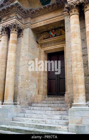 Museum of the History of Science in Oxford, England, klassisches Gebäude mit korinthischen Steinsäulen, gebrochenem Giebel und Steintreppe. Stockfoto