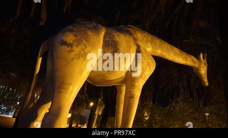 Giraffe Skulptur in einer Nacht Umwelt Stockfoto