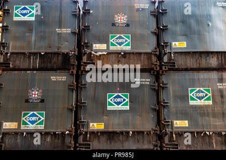 Rostenden Containern in einem Londoner City Port Stockfoto