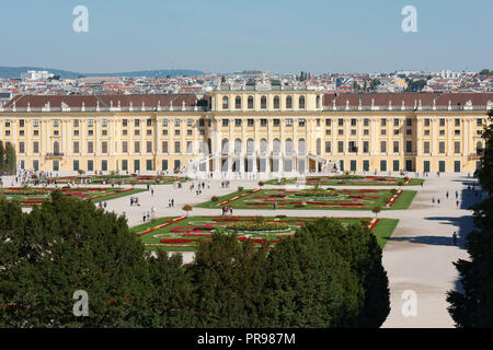 Wien, Österreich - 18 September 2018: Touristen in Schönbrunn, der ehemaligen kaiserlichen Sommerresidenz. Schloss Schönbrunn und Gärten ist als U aufgelistet Stockfoto