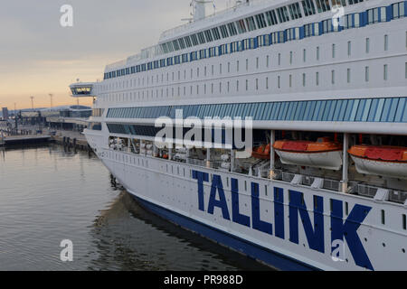 Helsinki, Finnland - 15 April, 2018: Kreuzfahrtschiff Silja Europa wird an der West Terminal festgemacht. 1993 Mit der Kapazität von 3000 erbaut, das Schiff Oper Stockfoto