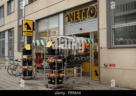 Kopenhagen, Dänemark - 5 November, 2016: Menschen am Eingang in einen Supermarkt Netto. Netto eingetragen am Supermarkt Szene in den 80er Jahren, als viele D Stockfoto
