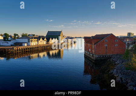 Alte norwegische Fischerei Lagerhallen auf der Uferpromenade am Kjeøya westlich von Svolvaer Hafen, Lofoten, Nordland County, Norwegen. Stockfoto