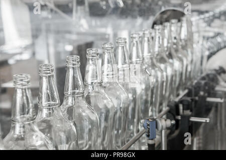 Auf dem Förderband Glasflaschen. Factory Shop für die Produktion von Glasflaschen und Trinken Stockfoto