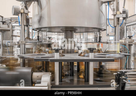 Auf Transportband Getränke Abfüllung in Flaschen. Factory Shop für die Produktion von Glasflaschen und Trinken Stockfoto