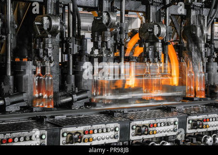 Auf dem Förderband Glasflaschen sind mit Feuer pasteurisiert. Factory Shop für die Produktion von Glasflaschen und Trinken Stockfoto