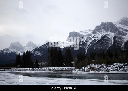 Einem nebligen Tag am Bow River in den Rocky Mountains. Stockfoto
