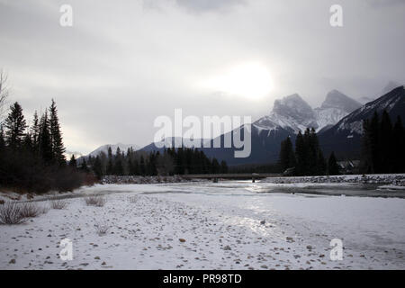 Einem nebligen Tag am Bow River in den Rocky Mountains. Stockfoto