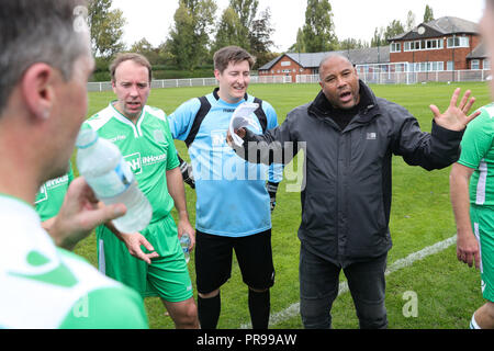 Gesundheit und Soziales Sekretärin Matt Hancock und MPs Trainer, ehemalige Liverpool und England Fußballer John Barnes während der Journalisten v MPs Fußballspiel am Birmingham County FA Boden in Great Barr, wie die Konservative Partei Jahreskonferenz, erhält unterwegs bei dem International Convention Centre, Birmingham. Stockfoto