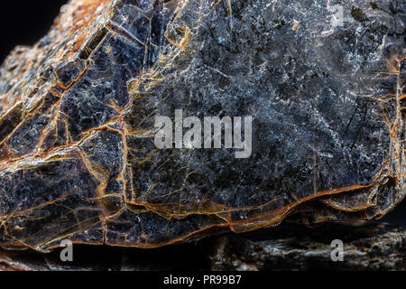 Biotit (schwarz Mica) Mineral auf schwarzen Hintergrund. Stockfoto