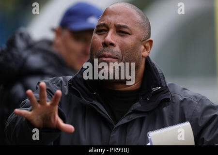 MPs Trainer, ehemalige Liverpool und England Fußballer John Barnes während der Journalisten v MPs Fußballspiel am Birmingham County FA Boden in Great Barr, wie die Konservative Partei Jahreskonferenz, erhält unterwegs bei dem International Convention Centre, Birmingham. Stockfoto