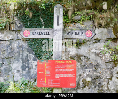 Signage für eine beliebte Radweg und entspannenden Streifzug als Monsal Trail bekannt. Stockfoto