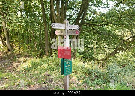 Signage für eine beliebte Radweg und entspannenden Streifzug als Monsal Trail bekannt. Stockfoto