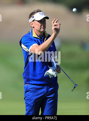 Das Team Europa Ian Poulter auf der vierten Grün während der singles Gleiches an Tag drei des Ryder Cup bei Le Golf National, Saint-Quentin-en-Yvelines, Paris. Stockfoto