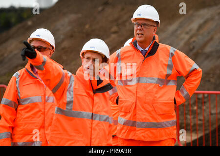 Führer des Unterhauses und der Staatssekretär für Verkehr, Chris Grayling (rechts) trifft sich mit Bauarbeiter bei der Alten Curzon Street Station Hotel, Birmingham, wo die Arbeiten der HS2-Terminal zu bauen. Stockfoto