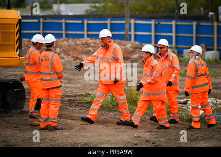 Führer des Unterhauses und der Staatssekretär für Verkehr, Chris Grayling trifft sich mit Bauarbeiter bei der Alten Curzon Street Station Hotel, Birmingham, wo die Arbeiten der HS2-Terminal zu bauen. Stockfoto