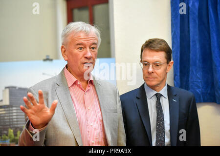 Lehrstuhl für HS2 Terry Morgan (links), und Bürgermeister von West Midlands Andy Straße (rechts), an der eine Gedenktafel Enthüllung am Alten Curzon Street, Birmingham, wo die laufenden Arbeiten ist die HS2-Terminal zu bauen. Stockfoto