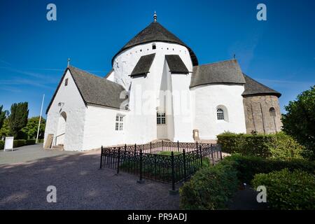 Defensive runde Kirche in Osterlars, Bornholm, Dänemark. Es ist eines der vier Runden Kirchen auf der Insel Bornholm. Erbaut um 1150, die älteste angesehen Stockfoto