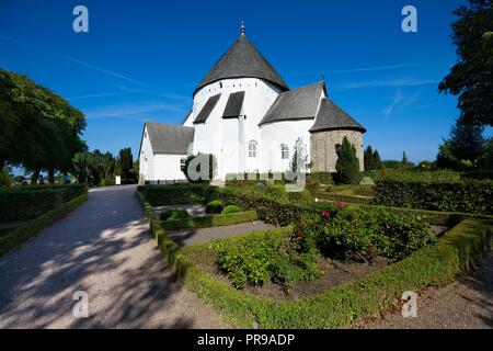 Defensive runde Kirche in Osterlars, Bornholm, Dänemark. Es ist eines der vier Runden Kirchen auf der Insel Bornholm. Erbaut um 1150, die älteste angesehen Stockfoto