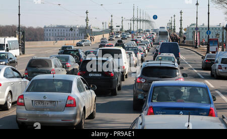 Viele Autos auf Warteschlange und einen Schwanz zurück und Stau bilden, wie Sie warten auf eine der Brücken über den Fluss Neva in St. Petersburg, Russland. Stockfoto