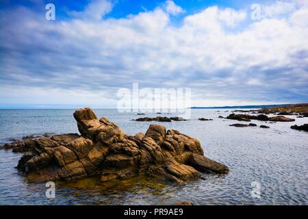 An der felsigen Küste der Ostsee in Allinge, Bornholm, Dänemark Stockfoto