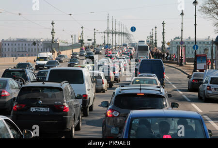 Viele Autos auf Warteschlange und einen Schwanz zurück und Stau bilden, wie Sie warten auf eine der Brücken über den Fluss Neva in St. Petersburg, Russland. Stockfoto