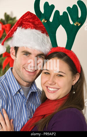 Liebevolle junge Paar Sharing a Christmas moment, USA Stockfoto
