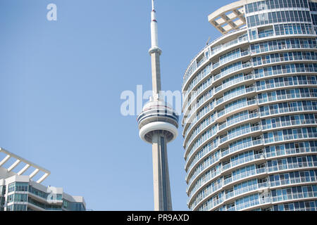 Toronto CN Tower zwischen zwei Condo Gebäude der Innenstadt Stockfoto