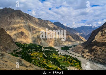 Turtuk ist eine Gemeinde im nord-östlichen Teil von Ladakh in Jammu und Kaschmir, Indien. Es ist zwischen dem Himalaya und Karakorum Gebirge eingezwängt. Stockfoto