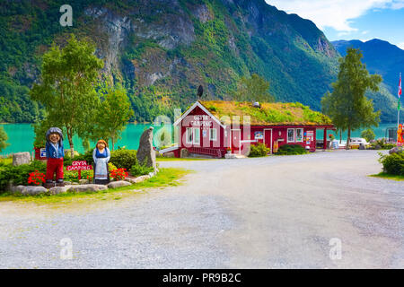 Olden, Norwegen - 1 August 2018: Norwegischer camping Landschaft mit Fjorden, Bergen und bunten Haus in Olden, Norwegen Stockfoto