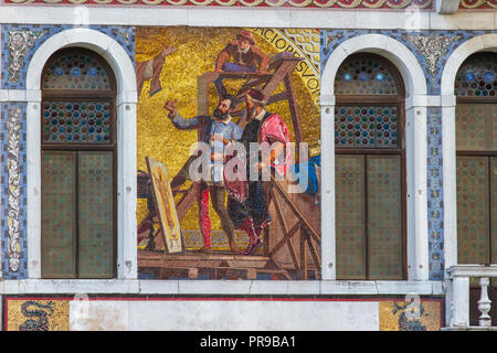 Mosaik auf der Palazzo da Mula Morosini in Venedig, Italien. Stockfoto