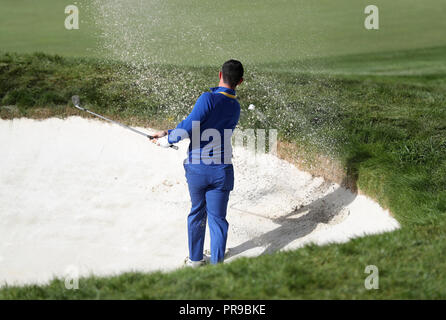 Das Team Europa Rory McIlroy Chips auf der 18. im Einzel an Tag drei des Ryder Cup bei Le Golf National, Saint-Quentin-en-Yvelines, Paris. Stockfoto