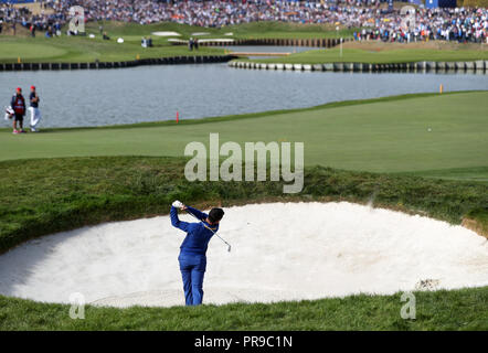 Das Team Europa Rory McIlroy Chips auf der 18. im Einzel an Tag drei des Ryder Cup bei Le Golf National, Saint-Quentin-en-Yvelines, Paris. Stockfoto