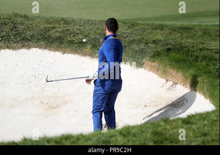 Das Team Europa Rory McIlroy Chips auf der 18. im Einzel an Tag drei des Ryder Cup bei Le Golf National, Saint-Quentin-en-Yvelines, Paris. Stockfoto